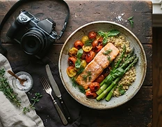 En farverig ret fotograferet på et mørkt bord