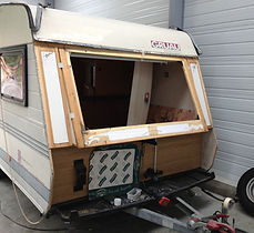 Caravane en cours de réparation de carrosserie dans l’atelier