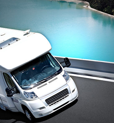 Camping-car sur une route au bord d’un lac