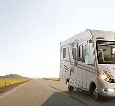 Camping-car Bavaria sur une route de campagne