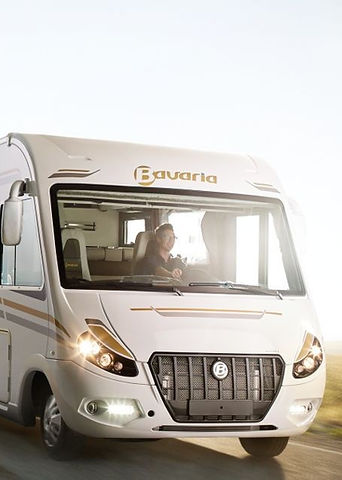 Camping-car Bavaria sur une route de campagne