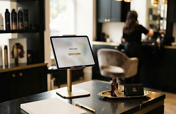 Υποδοχή κομμωτηρίου με tablet για την καταχώριση πελατών