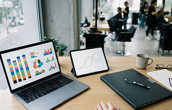 Σταθμός μελέτης με υπολογιστή, tablet και διαγράμματα σε χώρο κομμωτηρίου