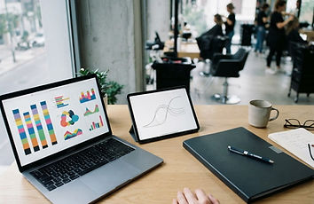 Σταθμός μελέτης με υπολογιστή, tablet και διαγράμματα σε χώρο κομμωτηρίου