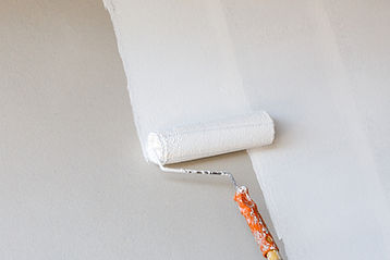 Application de peinture sur un mur à l’aide d’un rouleau