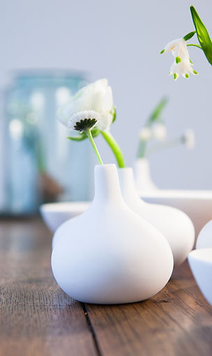 Bouquets et compositions florales présentés dans des vases