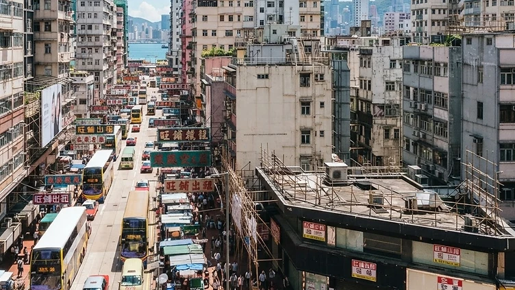 零售與飲食業結構性轉型壓力：基層就業前景與置業規劃影響分析