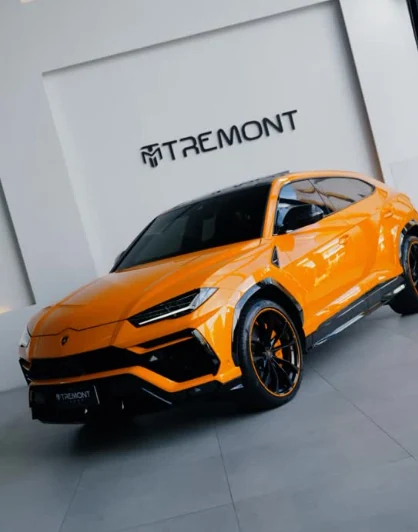 Lamborghini Urus laranja no showroom da Tremont Cars