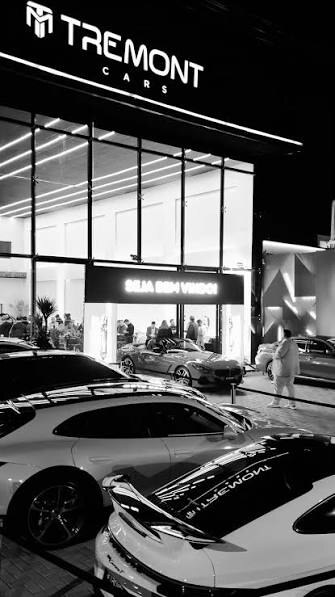 Fachada da Tremont Cars à noite