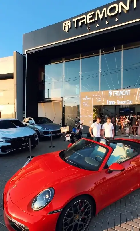 Fachada da Tremont Cars no aniversário de 1 ano