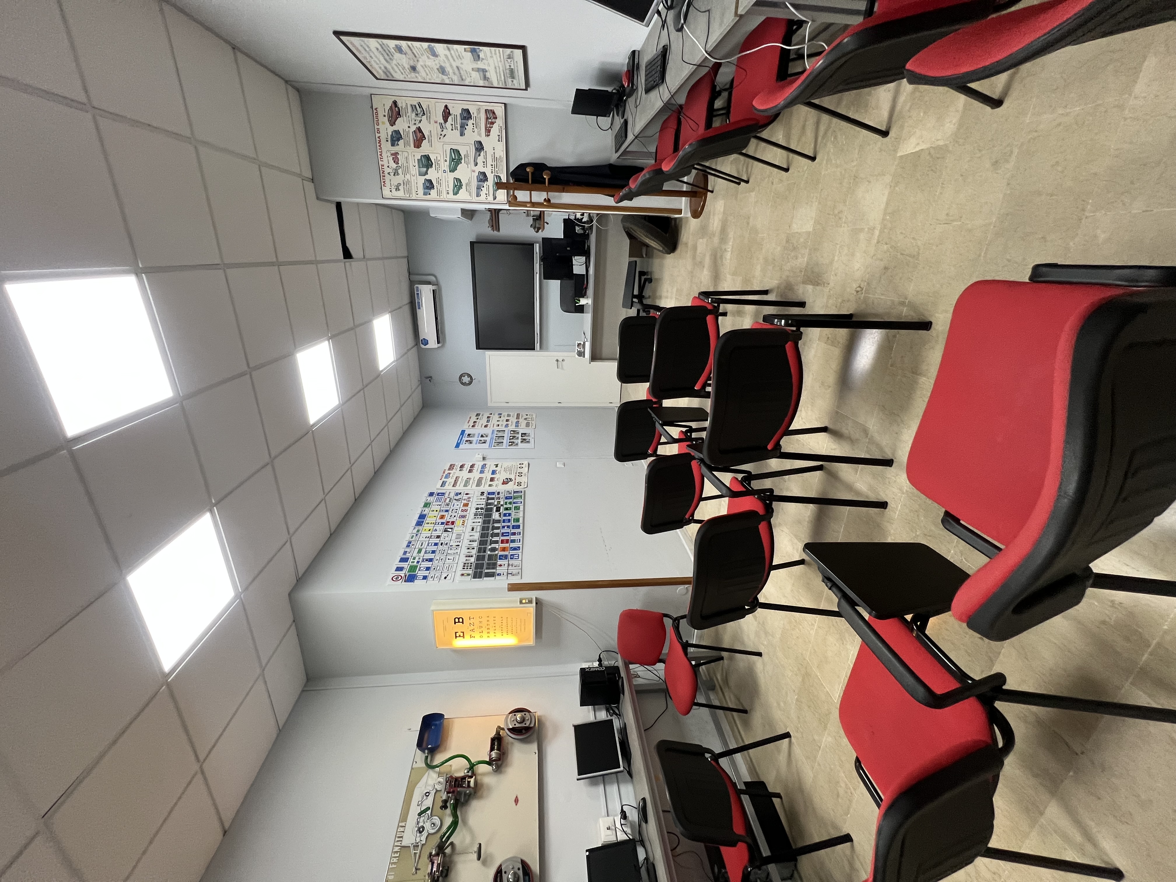 Aula di teoria con postazioni per gli allievi
