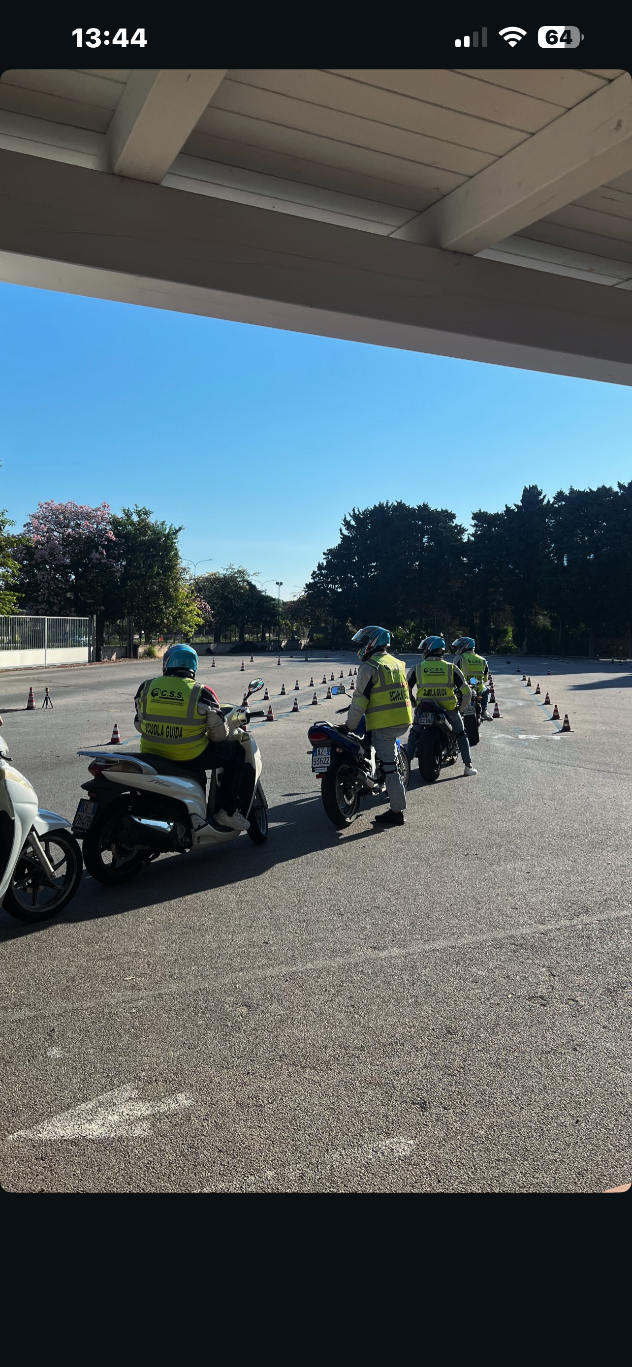 Lezione pratica su moto nel campo prove