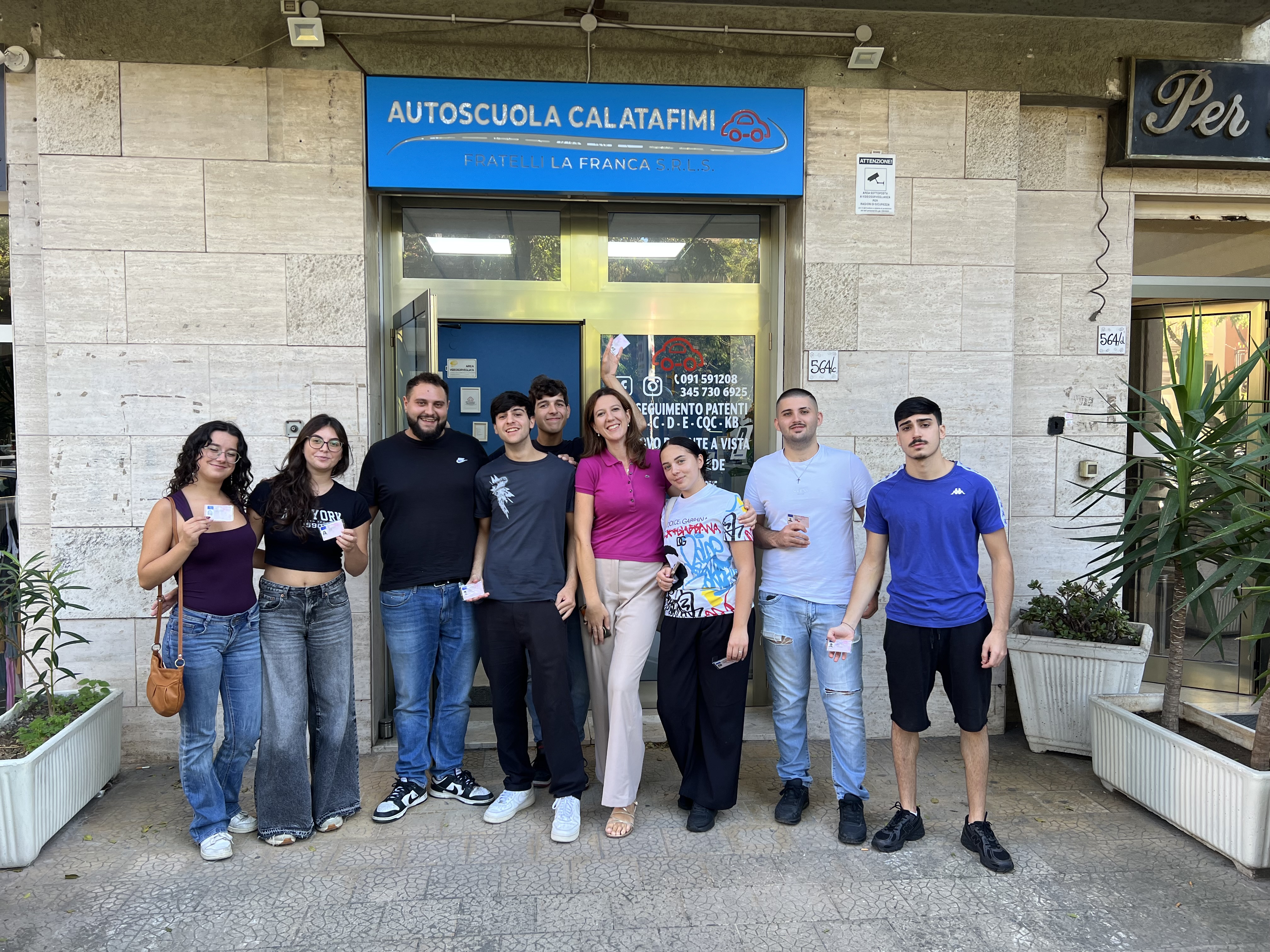 Allievi dell'Autoscuola Calatafimi davanti alla sede con le patenti conseguite