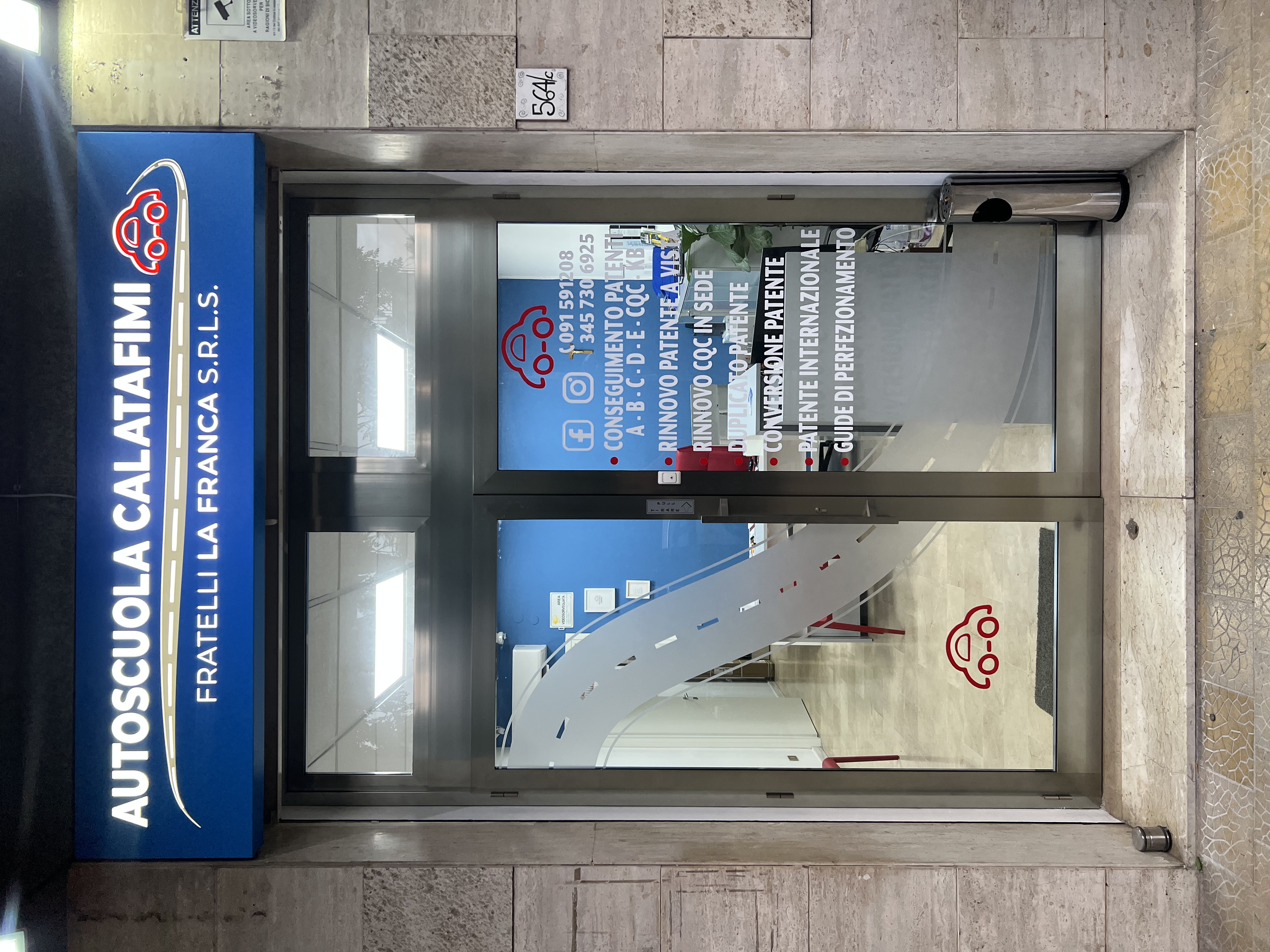 Ingresso e insegna dell'Autoscuola Calatafimi