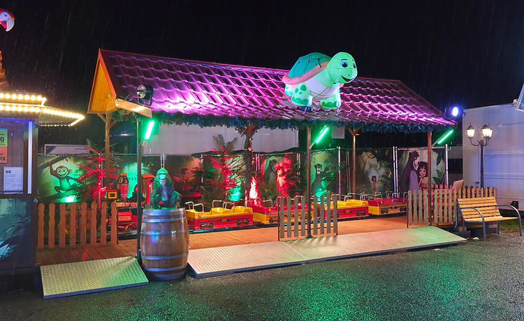 Safari Express Kindereisenbahn bei Nacht