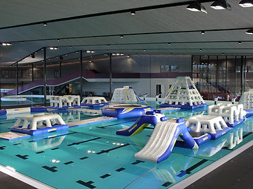 Parque inflable en piscina techada