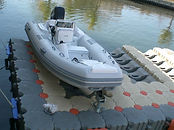 Bote sobre plataforma flotante