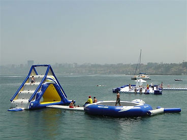 Parque acuático inflable con tobogán y trampolín