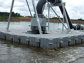 Plataforma flotante con estructura de tubería industrial