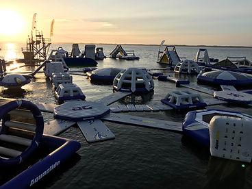 Parque acuático inflable al atardecer