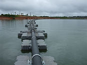 Tubería flotante sobre pontones modulares