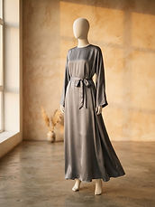 Abaya de satén con cinturón