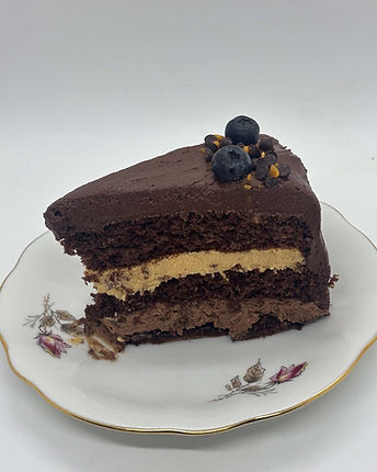 Tårtbit av vår Choklad- och saltkaramelltårta