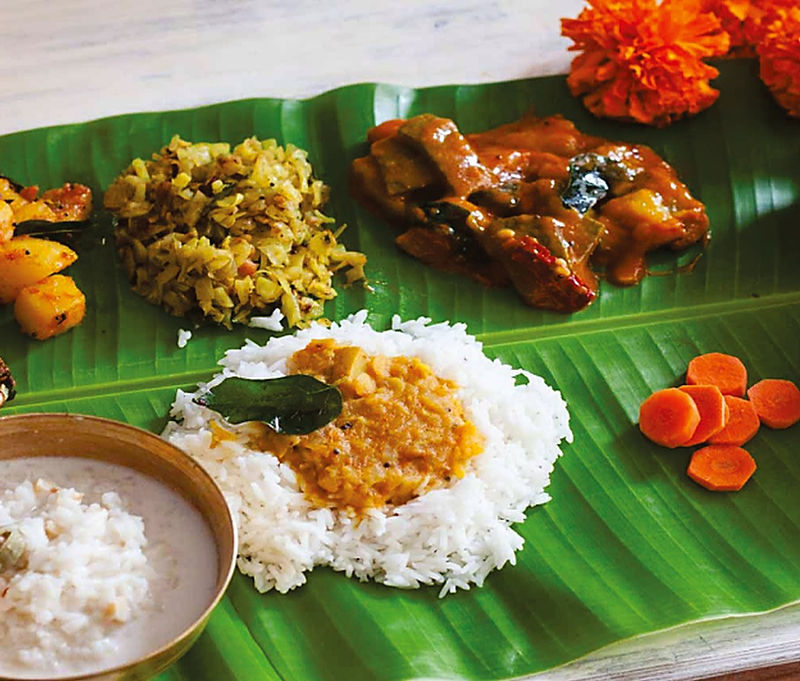 சாதம், சாம்பார், பொரியல், தயிருடன் வாழை இலையில் பரிமாறப்பட்ட பாரம்பரிய தென்னிந்திய விருந்து - நம்ம மீனாம்பிகா கேட்டரர்ஸ்