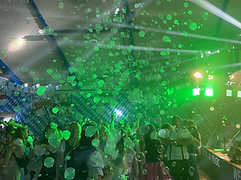 Boblefest på dansegulvet i grønt scenelys
