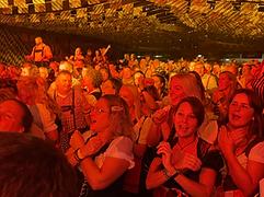 Overblik over det fyldte festtelt med bayerske flag i loftet
