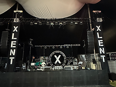 XLENTs scene med X-bannere set forfra under det store telt