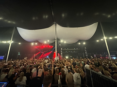 XLENT på scenen med rødt lys og telttag