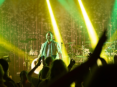 Musiker på scenen set fra publikum