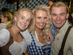Tre gæster i traditionelt bayersk tøj