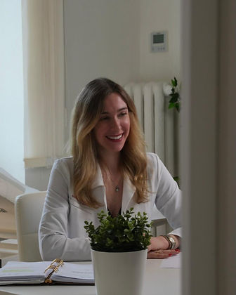 Dottoressa Ylenia Di Franco nel suo studio