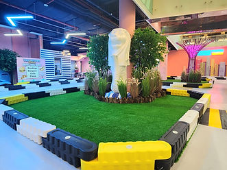 The mini Merlion and green verges on the VroomTown Singapore track