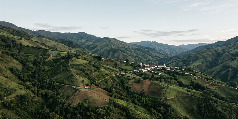 Paisaje montañoso colombiano con un poblado rural en la ladera