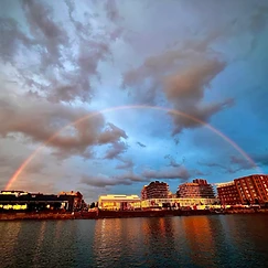 Regenboog boven de dokken van Antwerpen