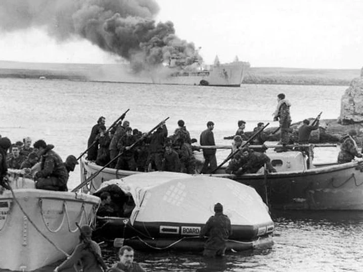 Le RFA Sir Tristram en feu pendant la guerre des Malouines, avec des canots de sauvetage sur l'eau