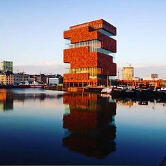 Zicht op het MAS Museum vanaf het water