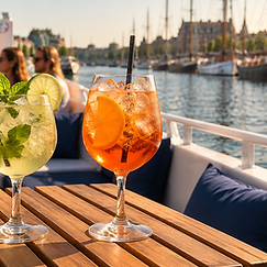 Twee cocktails op een tafeltje aan boord