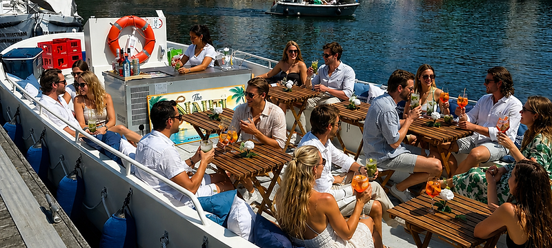 De elektrische boot van Antwerp By Boat op de Antwerpse waterkant