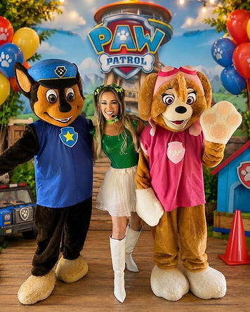 Tia Rê com os personagens Chase e Skye da Patrulha Canina em uma festa infantil