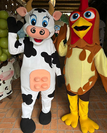 Personagens vivos da vaquinha e da galinha em festa de fazendinha