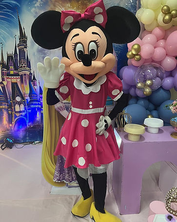 Personagem vivo da Minnie Mouse em festa infantil com decoração rosa