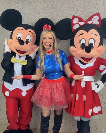 Tia Rê com os personagens Mickey e Minnie em festa infantil da Disney
