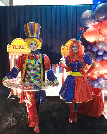 Recreadores palhaços distribuindo doces em festa infantil de circo