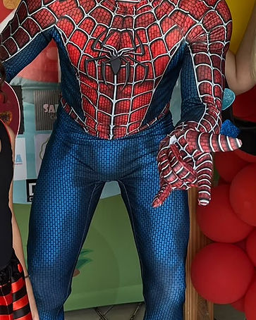 Personagem vivo do Homem-Aranha em festa infantil de super-heróis