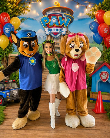 Tia Rê com os personagens Chase e Skye da Patrulha Canina em festa infantil
