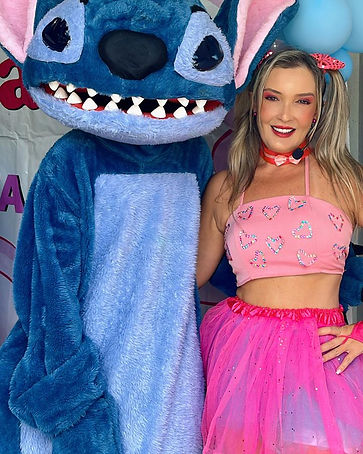 Personagem vivo do Stitch com a Tia Rê em festa infantil